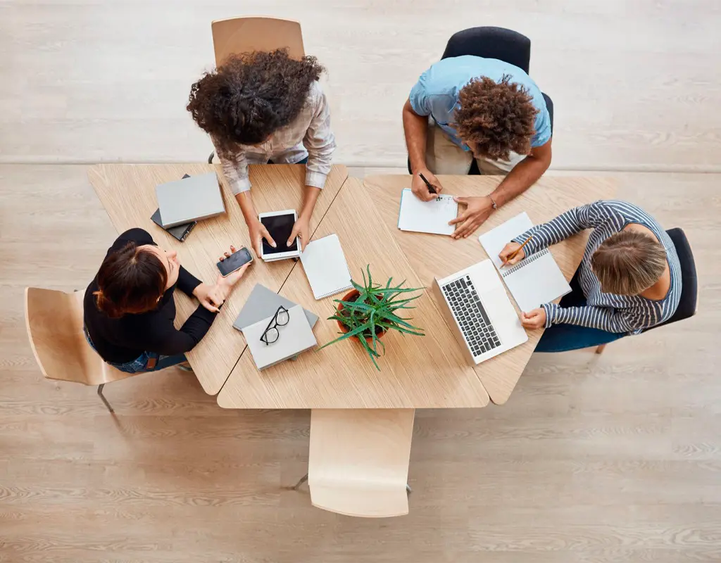 equipo de asesores fiscales trabajando en reunión de planificación en oficina